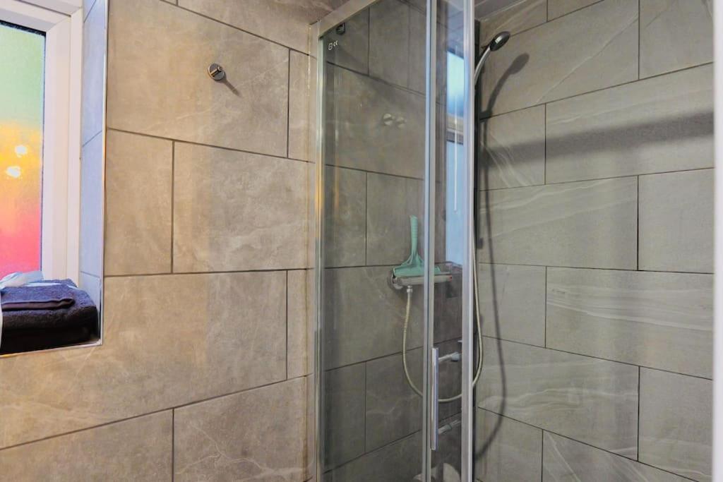 Two Bedroom Flat Near Transport & Shops London Exterior photo